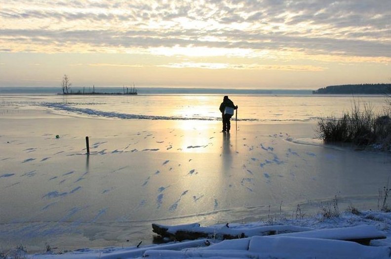 Машина с рыбаками ушла на дно Новосибирского водохранилища